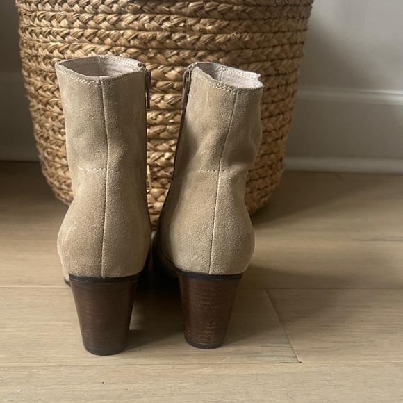 ANTHROPOLOGY Suede Seychelles Peridot  Zip Ankle Boots in Taupe. EUC. - Picture 3 of 6